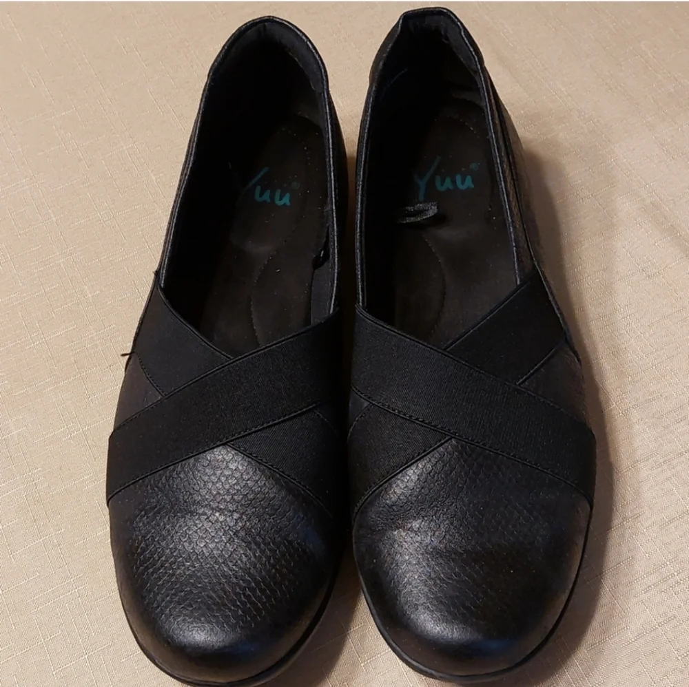 Yuu Black Flat Comfort Wedge Loafers Size 12 Stretch Panel EUC